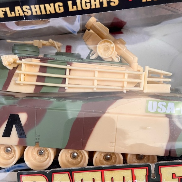 New in box motorworks 1:18 scale large toy battle tank w/sounds & remote - Picture 8 of 8